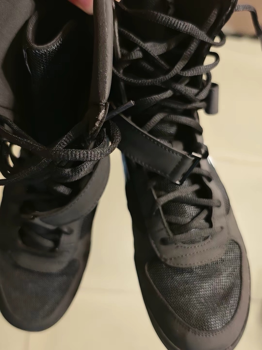 Buyer photo: laces close-up