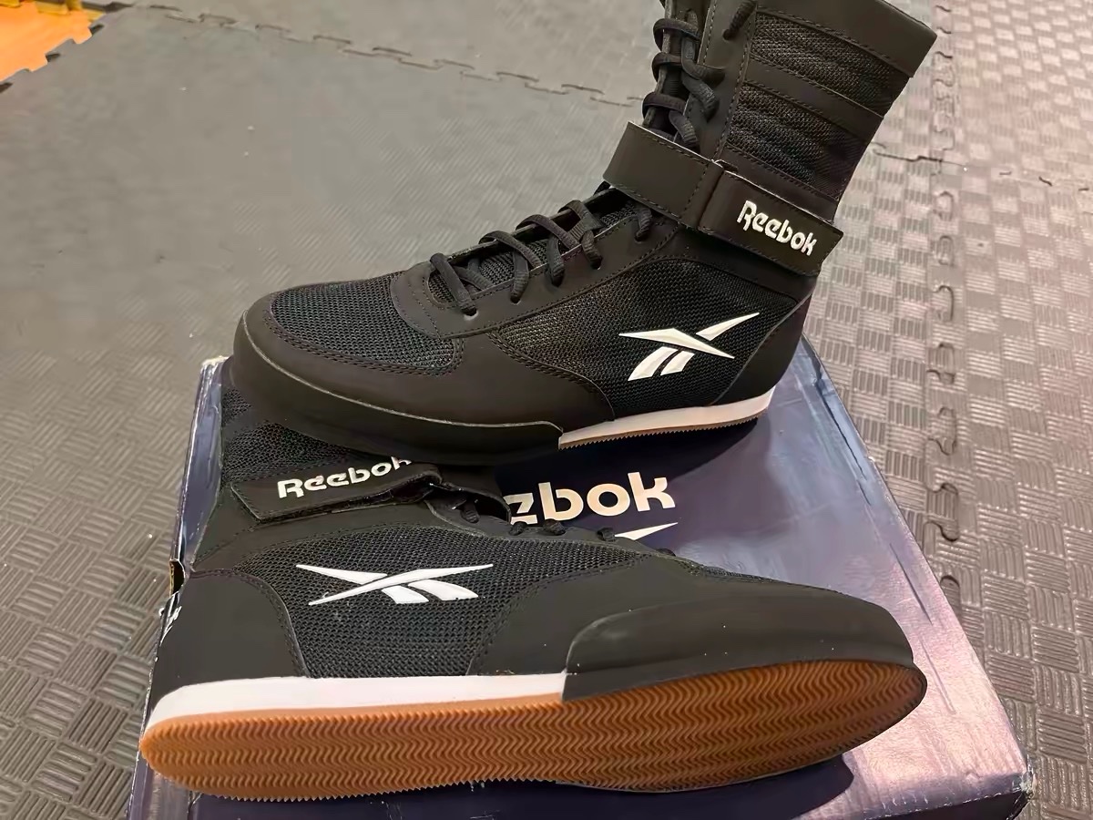 Buyer photo: pair of black Reebok boxing boots on the shoe box