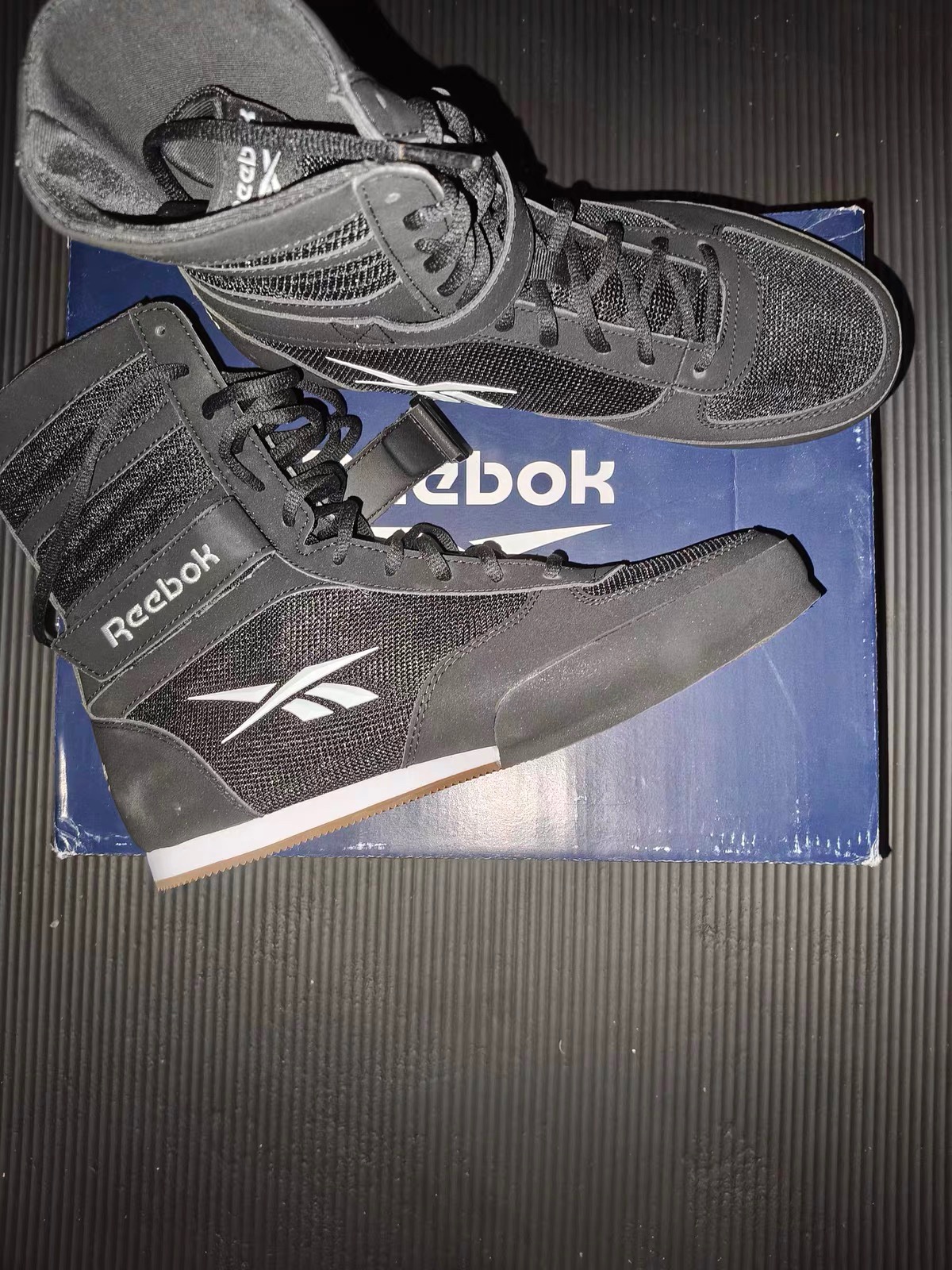 Buyer photo: pair of black Reebok boxing boots on the Reebok box